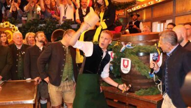o'zapft is mit zwei Schlägen: Dominik Krause hat die Wiesn 2026 eröffnet: Auftakt Oktoberfest 19.09.2026 (©Foto: Martin Schmitz)