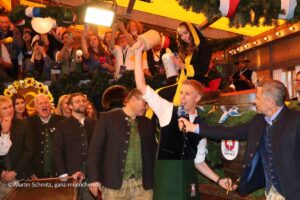 o'zapft is mit zwei Schlägen: Dominik Krause hat die Wiesn 2026 eröffnet: Auftakt Oktoberfest 19.09.2026 (©Foto: Martin Schmitz)