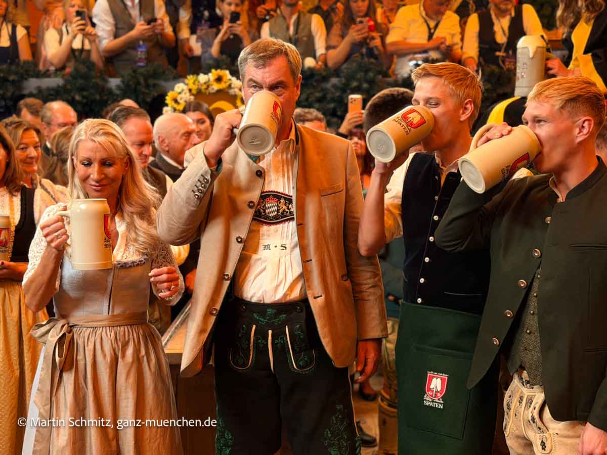 Auftakt Oktoberfest 19.09.2026 - erste gemeinsame Maß mit Karin Baumüller-Söder, Ministerpräsident Markus Söder, Oberbürgermeister Dominik Kraus und dessen Verlobten Sebastian Müller (©Foto: Martin Schmitz)