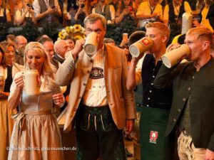 Auftakt Oktoberfest 19.09.2026 - erste gemeinsame Maß mit Karin Baumüller-Söder, Ministerpräsident Markus Söder, Oberbürgermeister Dominik Kraus und dessen Verlobten Sebastian Müller (©Foto: Martin Schmitz)