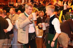 Markus Söder im Gespräch mit Dominik Krause nach de Anstoich: Auftakt Oktoberfest 19.09.2026 (©Foto: Martin Schmitz)