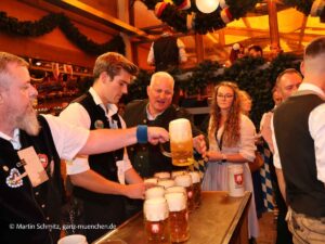 Wirt Christian Schottenhamel besorgt einem seiner Gäste eien frische Maß aus dem Holzfaß: Auftakt Oktoberfest 19.09.2026 (©Foto: Martin Schmitz)