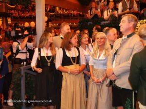 Warten auf den Anstich: Auftakt Oktoberfest 19.09.2026 (©Foto: Martin Schmitz)