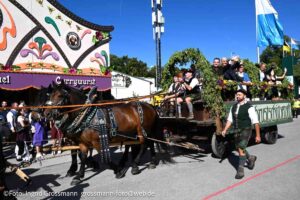 Armbrustschützen Festzelt: Einzug der Wiesnwirte am 19.09.2026 (©Foto: Ingrid Grossmann)