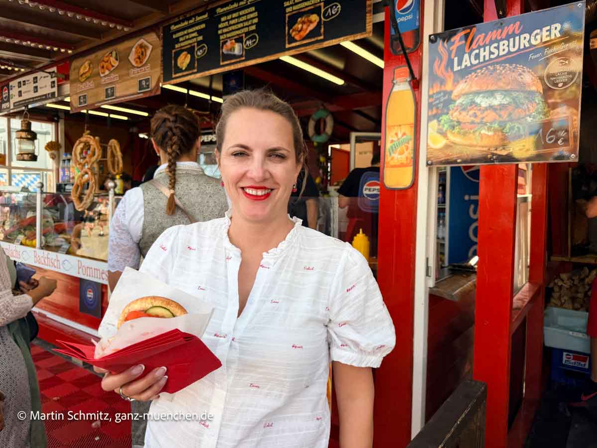 Fischers Fritze München - Flammlachs und NEU 2026 als Premiere der Flammlachsburger auf dem Oktoberfest 2026 vor dem Weinzelt (©Foto: Martin Schmitz)