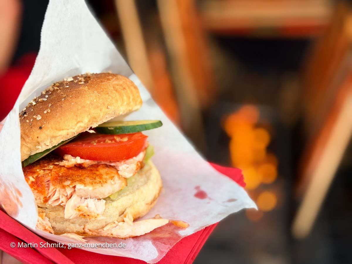 Fischers Fritze München vor dem Weinzelt auf dem Oktoberfest 2026 - NEU als Premiere der Flammlachsburger (©Foto: Martin Schmitz)