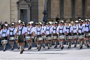 Trachten- und Schützenzug am ersten Wiesnsonntag 20.09.2026 (©Foto: Martin Schmitz)
