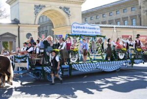 Trachten- und Schützenzug am ersten Wiesnsonntag 20.09.2026 (©Foto: Martin Schmitz)