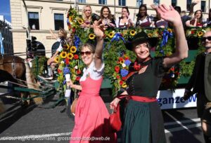 Trachten- und Schützenzug am ersten Wiesnsonntag 20.09.2026 (©Foto: Ingrid Grossmann)
