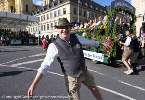 Trachten- und Schützenzug am ersten Wiesnsonntag 20.09.2026 (©Foto: Ingrid Grossmann)
