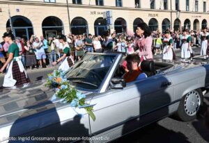 Trachten- und Schützenzug am ersten Wiesnsonntag 20.09.2026 (©Foto: Ingrid Grossmann)
