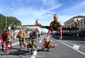 Moriskentänzer beim Trachten- und Schützenzug am ersten Wiesnsonntag 20.09.2026 (©Foto: Ingrid Grossmann)
