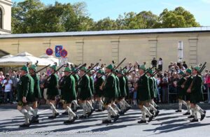 Trachten- und Schützenzug am ersten Wiesnsonntag 20.09.2026 (©Foto: Ingrid Grossmann)