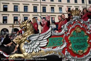 Trachten- und Schützenzug am ersten Wiesnsonntag 20.09.2026 (©Foto: Ingrid Grossmann)