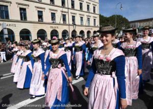 Trachten- und Schützenzug am ersten Wiesnsonntag 20.09.2026 (©Foto: Ingrid Grossmann)
