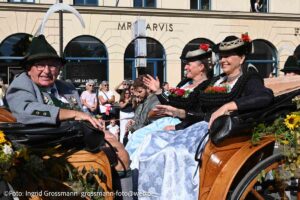 Trachten- und Schützenzug am ersten Wiesnsonntag 20.09.2026 (©Foto: Ingrid Grossmann)