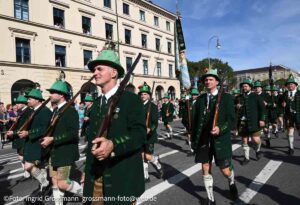 Trachten- und Schützenzug am ersten Wiesnsonntag 20.09.2026 (©Foto: Ingrid Grossmann)