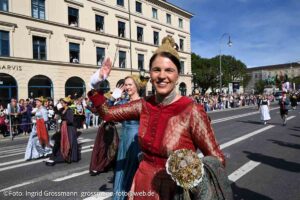 Trachten- und Schützenzug am ersten Wiesnsonntag 20.09.2026 (©Foto: Ingrid Grossmann)