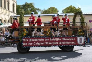 Trachten- und Schützenzug am ersten Wiesnsonntag 20.09.2026 (©Foto: Ingrid Grossmann)