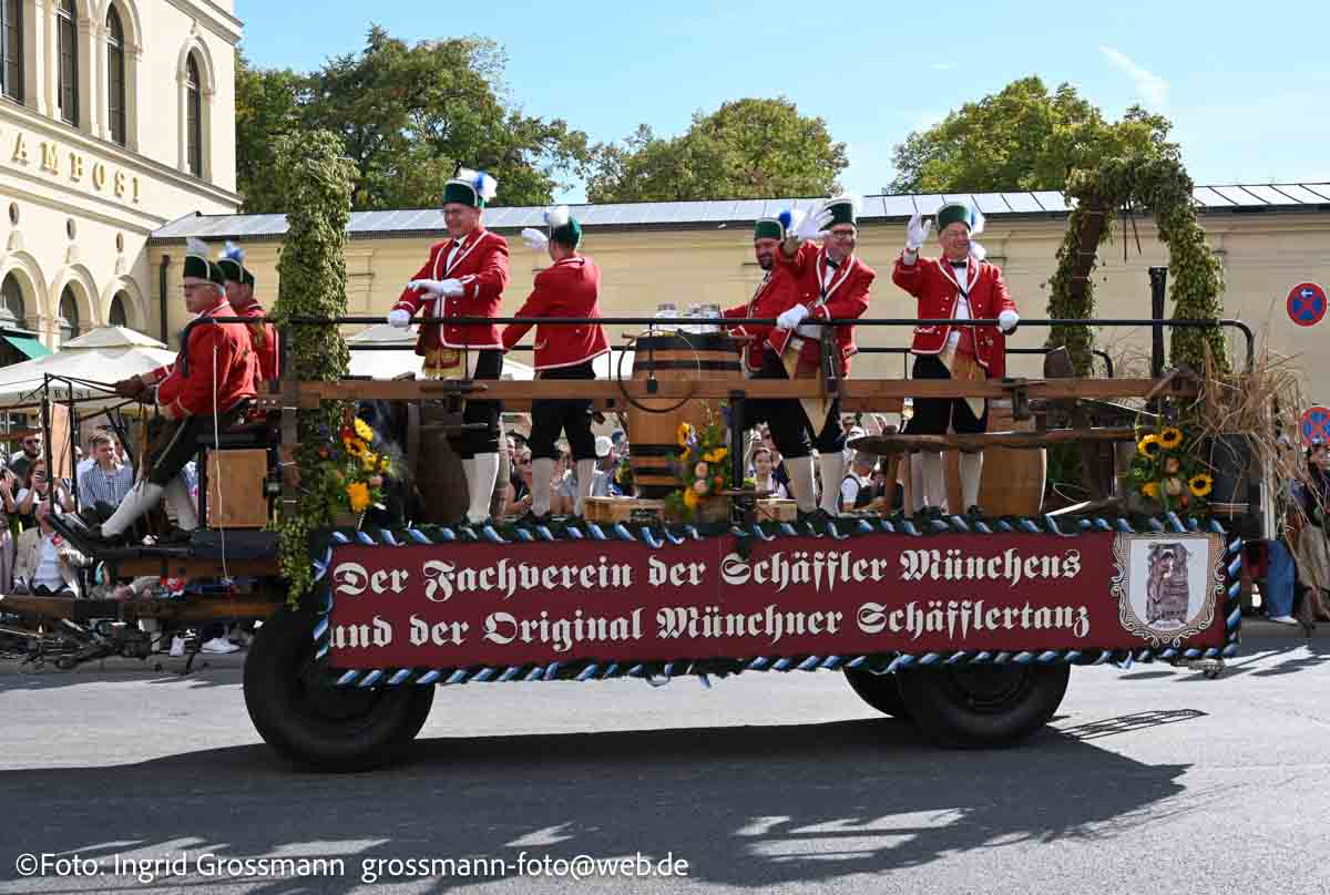 Schäffler beim Trachten- und Schützenzug am ersten Wiesnsonntag 20.09.2026 (©Foto: Ingrid Grossmann)