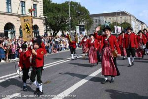 Trachten- und Schützenzug am ersten Wiesnsonntag 20.09.2026 (©Foto: Ingrid Grossmann)