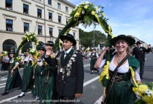 Trachten- und Schützenzug am ersten Wiesnsonntag 20.09.2026 (©Foto: Ingrid Grossmann)