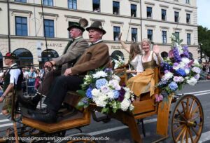 Trachten- und Schützenzug am ersten Wiesnsonntag 20.09.2026 (©Foto: Ingrid Grossmann)