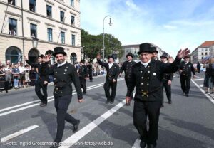 Trachten- und Schützenzug am ersten Wiesnsonntag 20.09.2026 (©Foto: Ingrid Grossmann)
