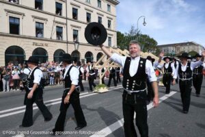 Trachten- und Schützenzug am ersten Wiesnsonntag 20.09.2026 (©Foto: Ingrid Grossmann)