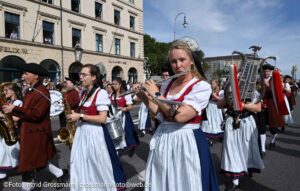 Trachten- und Schützenzug am ersten Wiesnsonntag 20.09.2026 (©Foto: Ingrid Grossmann)