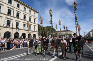 Trachten- und Schützenzug am ersten Wiesnsonntag 20.09.2026 (©Foto: Ingrid Grossmann)