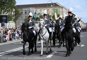 Trachten- und Schützenzug am ersten Wiesnsonntag 20.09.2026 (©Foto: Ingrid Grossmann)