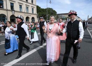 Trachten- und Schützenzug am ersten Wiesnsonntag 20.09.2026 (©Foto: Ingrid Grossmann)