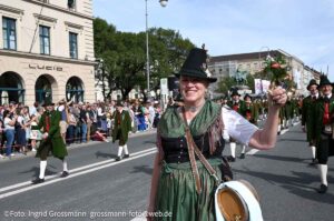 Trachten- und Schützenzug am ersten Wiesnsonntag 20.09.2026 (©Foto: Ingrid Grossmann)
