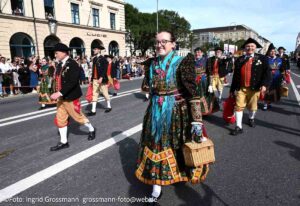Trachten- und Schützenzug am ersten Wiesnsonntag 20.09.2026 (©Foto: Ingrid Grossmann)
