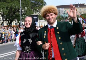 Trachten- und Schützenzug am ersten Wiesnsonntag 20.09.2026 (©Foto: Ingrid Grossmann)
