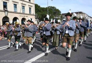 Trachten- und Schützenzug am ersten Wiesnsonntag 20.09.2026 (©Foto: Ingrid Grossmann)