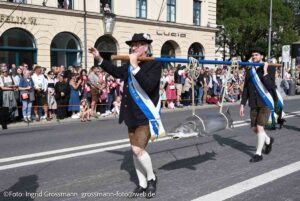 Trachten- und Schützenzug am ersten Wiesnsonntag 20.09.2026 (©Foto: Ingrid Grossmann)