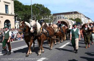 Trachten- und Schützenzug am ersten Wiesnsonntag 20.09.2026 (©Foto: Ingrid Grossmann)