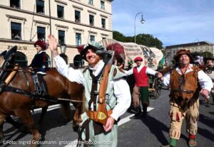 Trachten- und Schützenzug am ersten Wiesnsonntag 20.09.2026 (©Foto: Ingrid Grossmann)