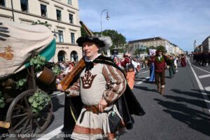Trachten- und Schützenzug am ersten Wiesnsonntag 20.09.2026 (©Foto: Ingrid Grossmann)