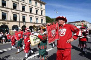 Trachten- und Schützenzug am ersten Wiesnsonntag 20.09.2026 (©Foto: Ingrid Grossmann)