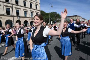 Trachten- und Schützenzug am ersten Wiesnsonntag 20.09.2026 (©Foto: Ingrid Grossmann)