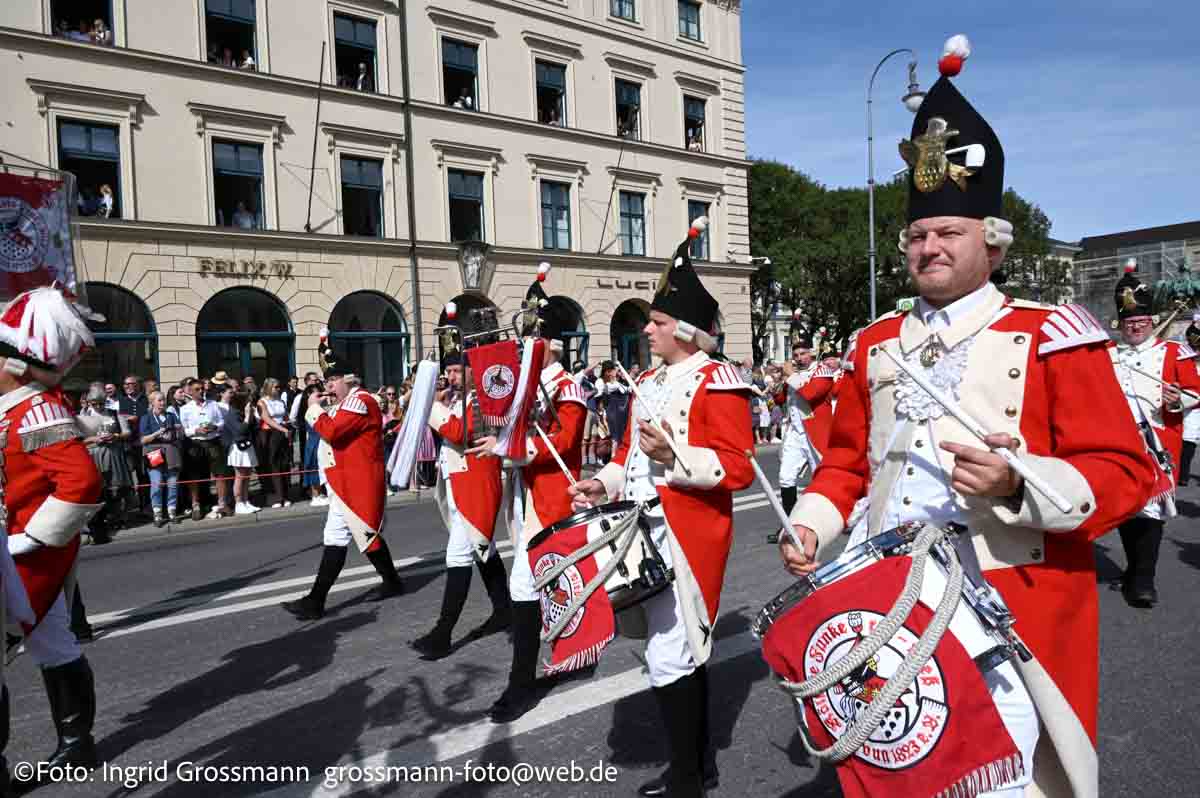 Trachten- und Schützenzug am ersten Wiesnsonntag 20.09.2026 (©Foto: Ingrid Grossmann)