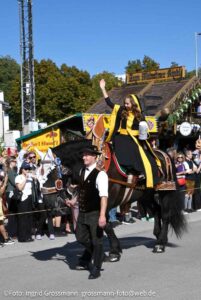 Hoch zu Roß: das Münchner Kindl Sina Hochreiter. Einzug der Wiesnwirte am 19.09.2026 (©Foto: Ingrid Grossmann)