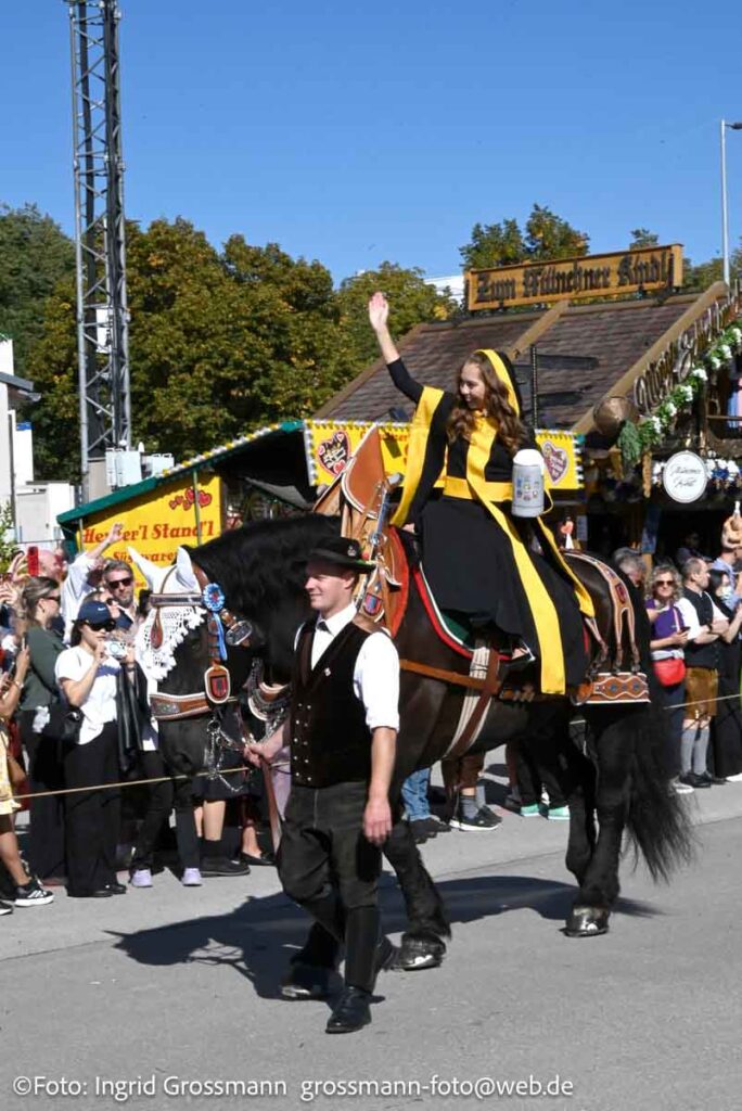 Hoch zu Roß: das Münchner Kindl Sina Hochreiter. Einzug der Wiesnwirte am 19.09.2026 (©Foto: Ingrid Grossmann)