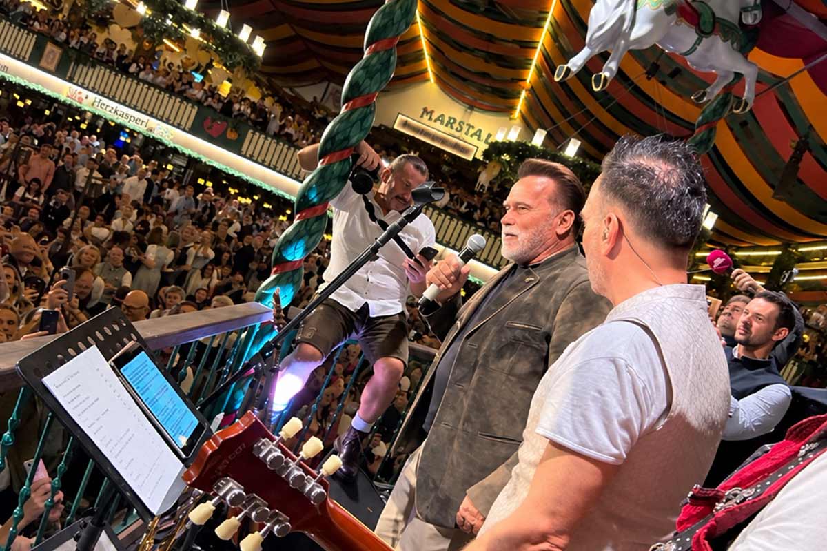Arnold Schwarzenegger - hier mit Wirt Siegfried Able - dirigierte im Marstall Zelt (©Fotos: Martin Schmitz)