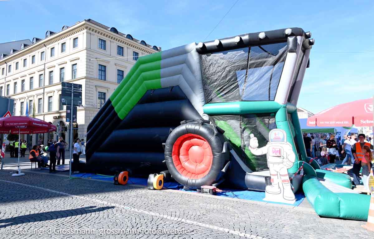 Kinderprogramm mit Hüpfburg auf der Bauernmarktmeile Odeonsplatz 2026 (©Foto: Ingrid Grossmann)