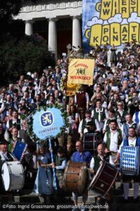 Platzkonzert unter der Bavaria am 27.09.2026 (©Foto: Ingrid Grossmann)