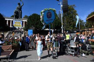 Platzkonzert unter der Bavaria am 27.09.2026 (©Foto: Ingrid Grossmann)